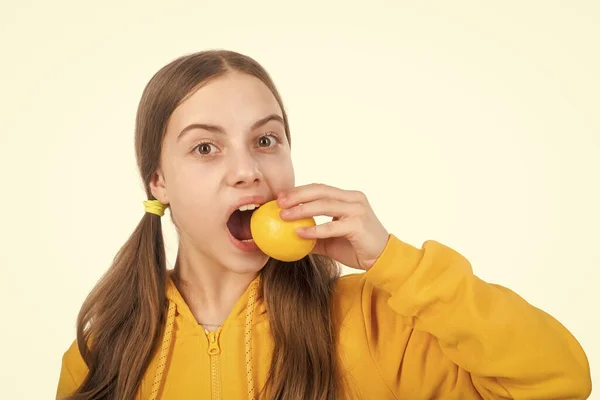 Vidám Tini Lány Citrusfélékkel Citrom Tele Vitaminokkal Elszigetelt Fehér Méregtelenítés — Stock Fotó