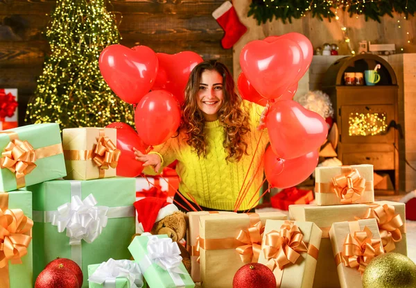 母亲节快乐二月十四日是最喜欢的寒假 充满爱心的惊喜 情人节快乐 女孩从瓦伦丁那儿得到了心脏气球 爱与喜悦 圣诞节快乐的女人礼物盒和礼物 — 图库照片
