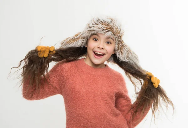 别弄坏了你的羊毛衫 寒冷的冬季天气 给孩子穿保暖的衣服和配饰时尚 快乐的童年戴着皮帽和手套的小女孩 圣诞节假期活动 儿童舒适毛衣 — 图库照片
