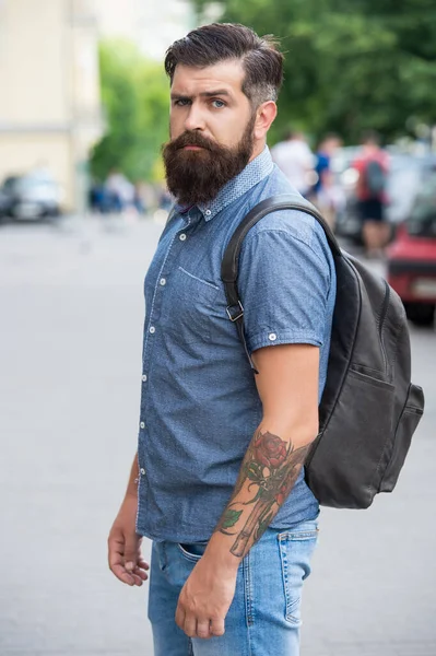 Homem Barbudo Com Mochila Homem Com Barba Brutal Homem Livre — Fotografia de Stock