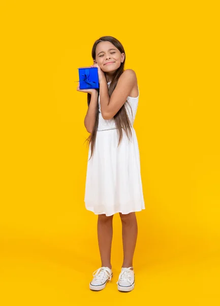 Teen Dívka Úsměv Držet Dárek Box Žlutém Pozadí — Stock fotografie