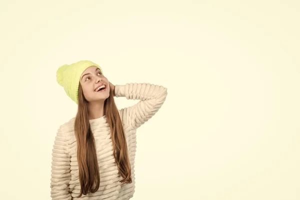 Örgü Şapkalı Mutlu Genç Kız Beyaz Fotokopi Odasında Izole Edilmiş — Stok fotoğraf
