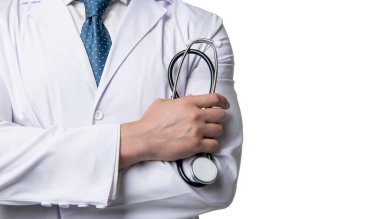 Steteskop tutan bir pratisyen. Doktor adam mahsul manzarası. Beyaz önlüklü bir tıp doktoru. Pratisyen hekim. Sağlık hizmetleri, kopyalama alanı.