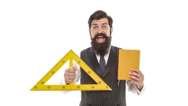 Bilim teknolojisi mühendisliği ve matematik. Ölçüm aracı. Sakallı öğretmen. Geometri öğretiyorum. Sakallı adam cetvel kullanıyor. Okul dersi. Eğlenerek öğretmek. Okula dönelim. Okul sınıfları.