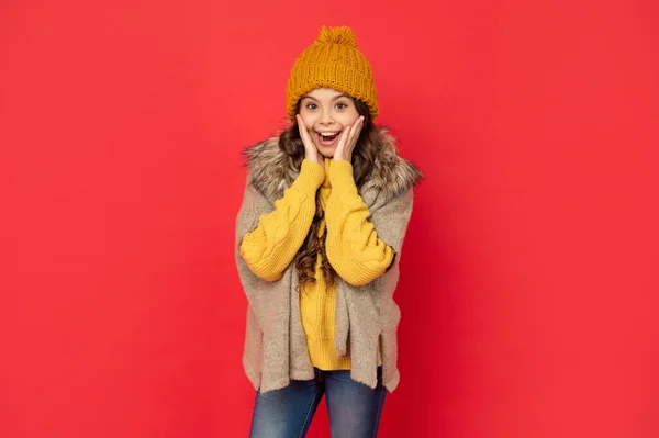 Удивленный Подросток Вязаной Зимней Шляпе Красном Фоне Трикотаж — стоковое фото