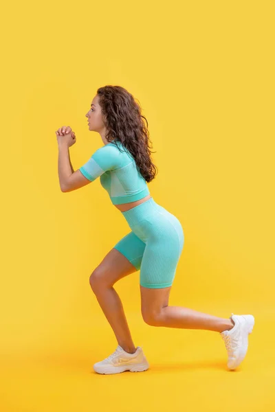 健身女人做健美运动 健美的女人在黄色的背景下单独做健美运动 健身健美健美 — 图库照片