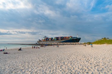 Miami Beach, Florida ABD - 18 Nisan 2021: limanda konteynırları olan kargo ticari gemisi.