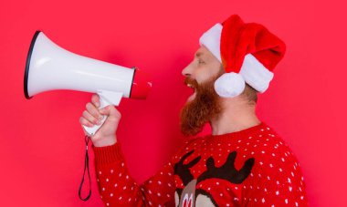 Mutlu Xmas. Neşeli adam hoparlörden Xmas satışlarını anons ediyor. Xmas 'taki adam kırmızıda izole edilmiş..