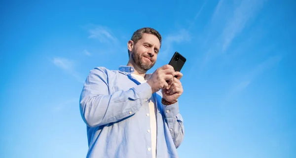 Smilende Manneprat Smarttelefon Med Beskjed Mann Chatting Telefon Meldinger Smarttelefon – stockfoto