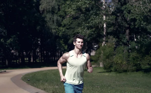 Hombre Corre Parque Soleado Día Verano Entorno Natural Éxito Meta —  Fotos de Stock