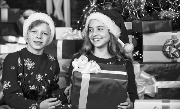 Aile Eğlencesi Komik Çocuklar Hediyelik Eşya Dükkanı Çocuk Noel Baba — Stok fotoğraf