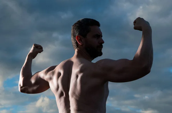 Güçlü Sporcu Adam Gövdesi Kaslı Vücut Geliştiren Adam Gökyüzü Arka — Stok fotoğraf
