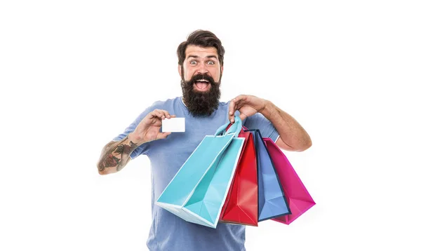 支払い方法 売り切れの日 クレジットカードを見せる男 とてもいい提案だ いい買いだ 私たちの店で大販売オンライン オンラインで支払う準備ができている 買い物は成功だ 髭の男が重い買い物袋を持って — ストック写真
