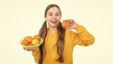 Beyaz, sağlıklı yiyeceklere izole edilmiş vitamin dolu narenciye meyveli neşeli çocuk..