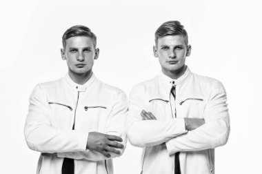 Beyaz giysili ikiz kardeşler birbirine benzer, erkek modası..