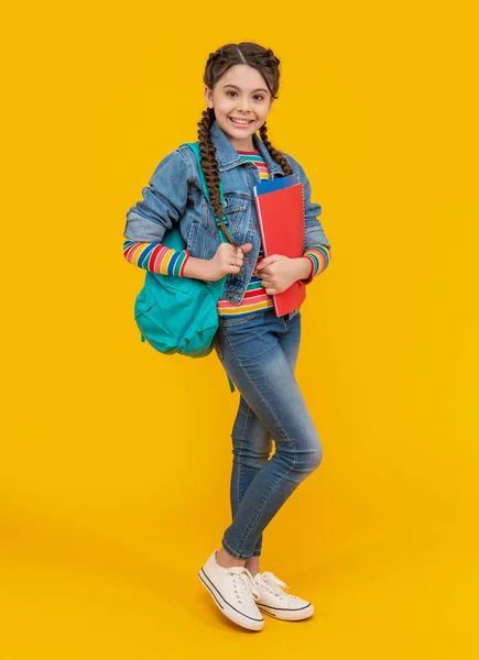 Fondo Amarillo Colegiala Feliz Educación Adolescente Sosteniendo Libros Educación Escolar —  Fotos de Stock