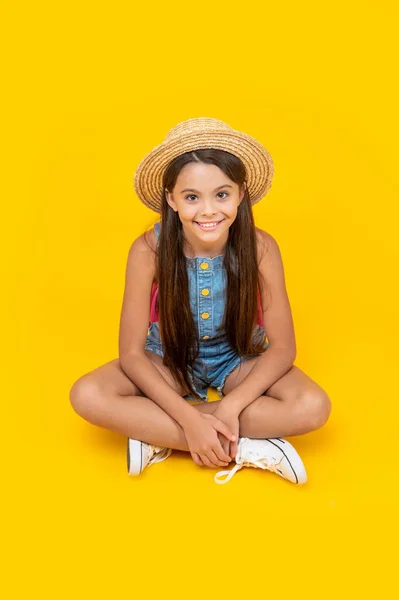 Bonito Teen Menina Palha Chapéu Sentado Amarelo Fundo — Fotografia de Stock