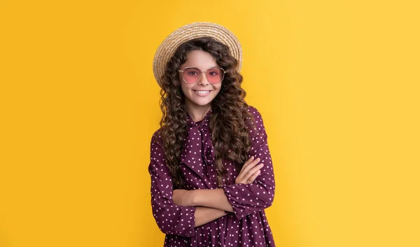 Heureux Enfant Paille Chapeau Lunettes Soleil Avec Longs Cheveux Bouclés — Photo