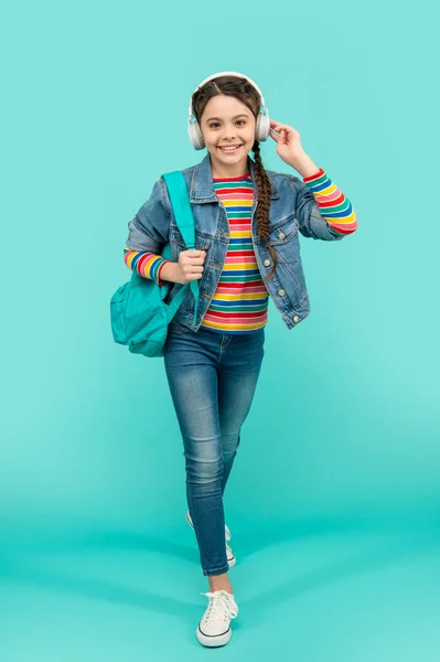 Ευτυχισμένο Έφηβο Κορίτσι Ακούγοντας Μουσική Ακουστικά Μπλε Φόντο Εκπαίδευση Σχολική — Φωτογραφία Αρχείου