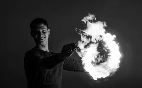 Happy Guy Kunstenaar Uit Voeren Vuurcirkel Door Het Draaien Van — Stockfoto