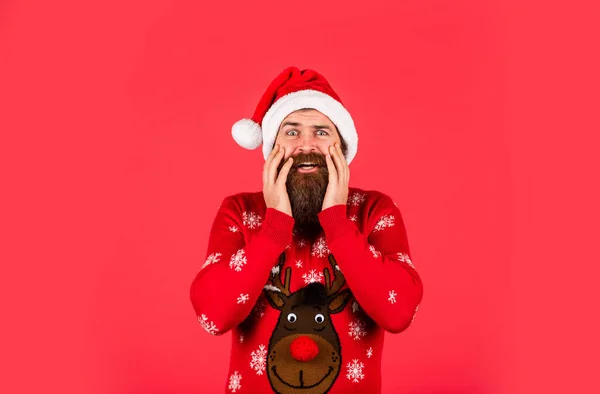 Brutální Hipster Oblíbený Zimní Svetr Červené Pozadí Santa Man Zimní — Stock fotografie