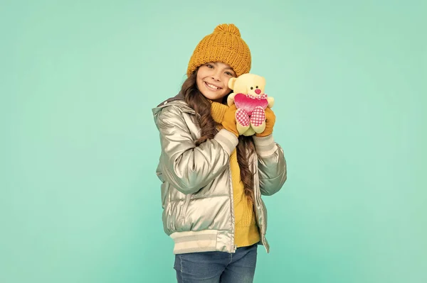 Kışlık Elbiseli Mutlu Genç Kız Mavi Arka Planda Oyuncak Tutuyor — Stok fotoğraf