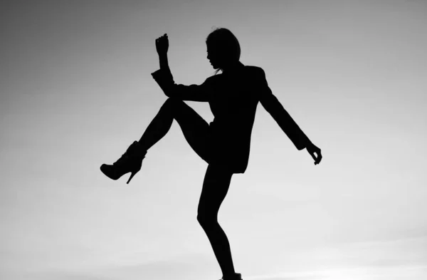 Silhouette Donna Sensuale Che Danza Crepuscolo Immaginazione — Foto Stock