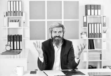 Normal ofis hayatı. Kaynak planlama. Danışman işçi. Şirket yöneticisi belgelerle çalışıyor. Olgun erkek iş zekası. Ofis rutini. Yönetici konsepti. Masadaki ofis çalışanı..