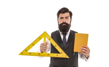 Eğitim konsepti. Resim dersi. Eğlenerek öğretmek. Akademi programları. Çevrimiçi birim. Ölçüm aracı. Öğretmen sapı. Okul eğitimi. Mimarlık eğitimi. Geometri öğretiyorum. Sakallı adam, cetvel kullan.