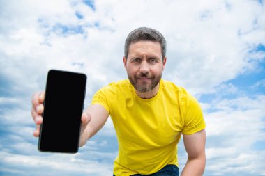 Pozitif adam akıllı telefon ekranını kopyalama alanı ile sunuyor.