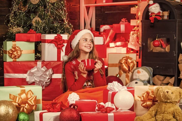 Verwacht Kerstman Kerst Verkoop Kerstman Helper Drinkt Melk Een Glimlachende — Stockfoto