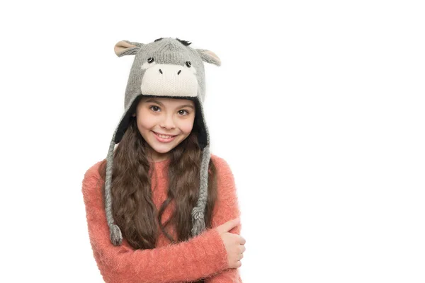 耳フラップの帽子の女の子面白いパターン 冬休みかな 子供は白い帽子を編んだ 寒い冬の天気 暖かい服と子供のためのアクセサリーファッション 幸せな子供時代の活動 — ストック写真