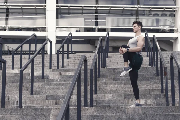 Die Spieren Flexibel Houden Jonge Mannelijke Loper Atleet Training Training — Stockfoto