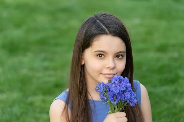 Çiçek Kokan Genç Bir Kız Çimlerin Üzerinde Güzel Bir Kız — Stok fotoğraf