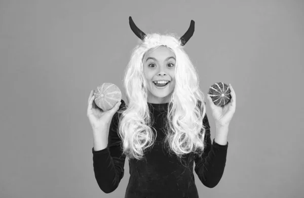 머리를 악마같은 소녀가 야채를 할로윈 파티에서 코스튬 할로윈 — 스톡 사진