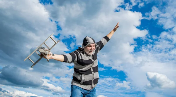 Feliz Jubilación Pensionista Jubilado Sentirse Libre Anciano Retirado Aire Libre —  Fotos de Stock