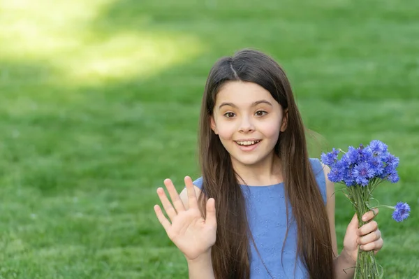 10代の女の子を驚かせました 草の上の可愛い女の子 可愛い女の子の肖像 — ストック写真