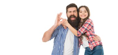 Baba ve küçük kızı güzel bir jestle gülümsüyor. Sakallı adam ve sevimli kız jest yapıyor. Mutlu baba ve küçük çocuk tamam işareti gösteriyor.