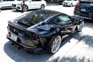 Miami Beach, Florida ABD - 15 Nisan 2021: siyah ferrari F12 Berlinetta supercar, köşedeki yüksek açı.