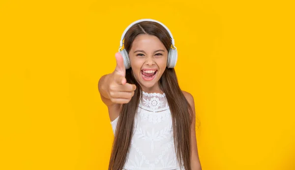 Menina Adolescente Ouvir Música Fones Ouvido Fundo Amarelo Dedo Indicador — Fotografia de Stock