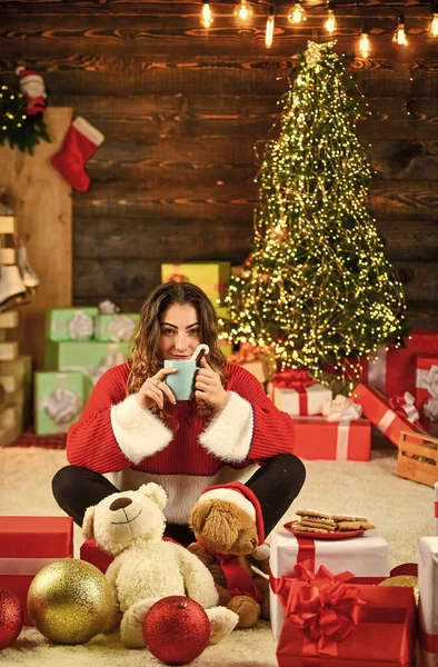 Versier Het Huis Kerstsfeer Kerstman Dichtbij Gelukkig Meisje Met Kerstboom — Stockfoto