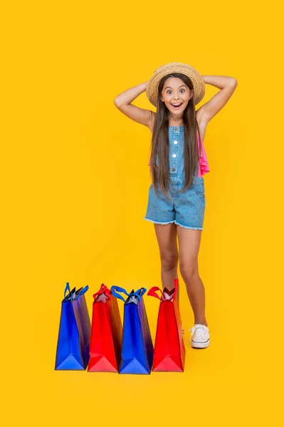 Adolescente Sorprendido Con Bolsas Compras Sobre Fondo Amarillo Longitud Completa —  Fotos de Stock