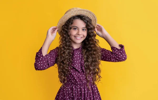 Bambino Felice Cappello Paglia Con Lunghi Capelli Ricci Bruni Sfondo — Foto Stock