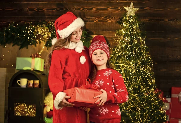 Nieuwjaarsfeest Gelukkige Kinderen Geschenkdoos Kerstinkopen Doen Gelukkig Nieuwjaar Twee Zussen — Stockfoto