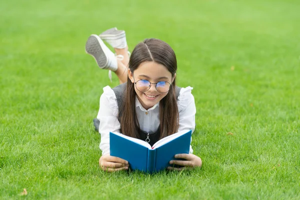 Lesezeit Glückliches Schulmädchen Liest Buch Das Nach Der Schule Gras — Stockfoto