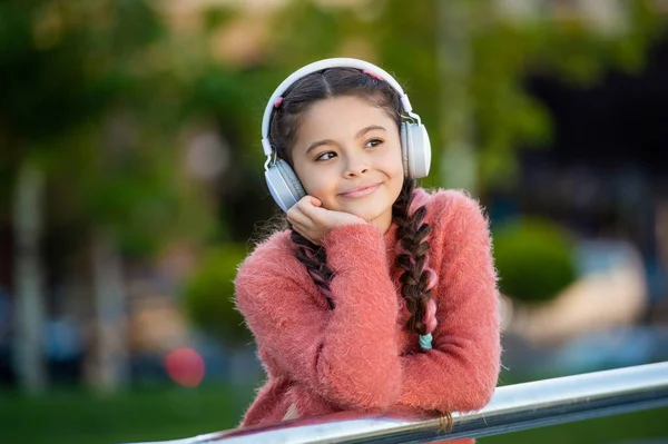 Χαρούμενη Μαθήτρια Που Φοράει Ακουστικά Για Σχολείο Έφηβο Κορίτσι Που — Φωτογραφία Αρχείου