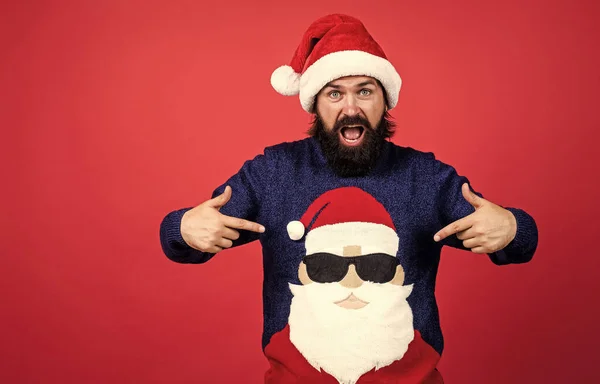 Brutaler Bärtiger Typ Mit Weihnachtsmann Mütze Und Pullover Heiligabend Werbung — Stockfoto