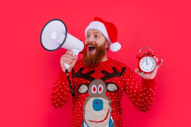 Mutlu Xmas. Sürpriz adam saat tutarak hoparlörden Xmas satışlarını duyurdu. Xmas 'taki adam kırmızıda izole edilmiş..