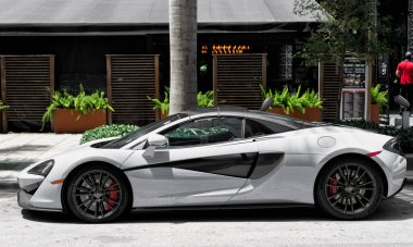 Miami Beach, Florida ABD - 15 Nisan 2021: beyaz Mclaren 570 üstü açık spor araba, yan görüş.