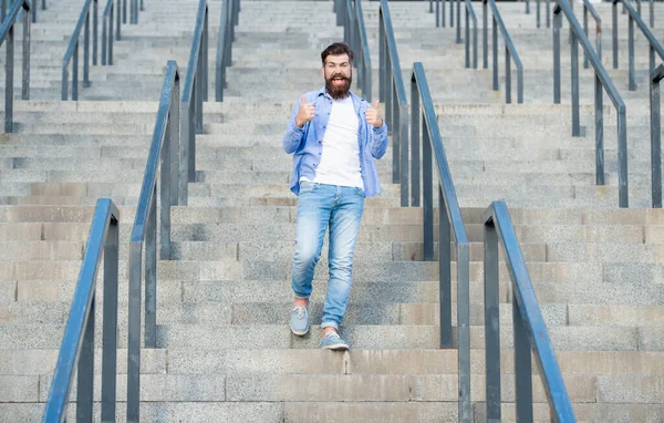 Hipster Aşağı Iniyor Sakallı Bir Hippi Merdivenlerde Hippi Bir Adam — Stok fotoğraf